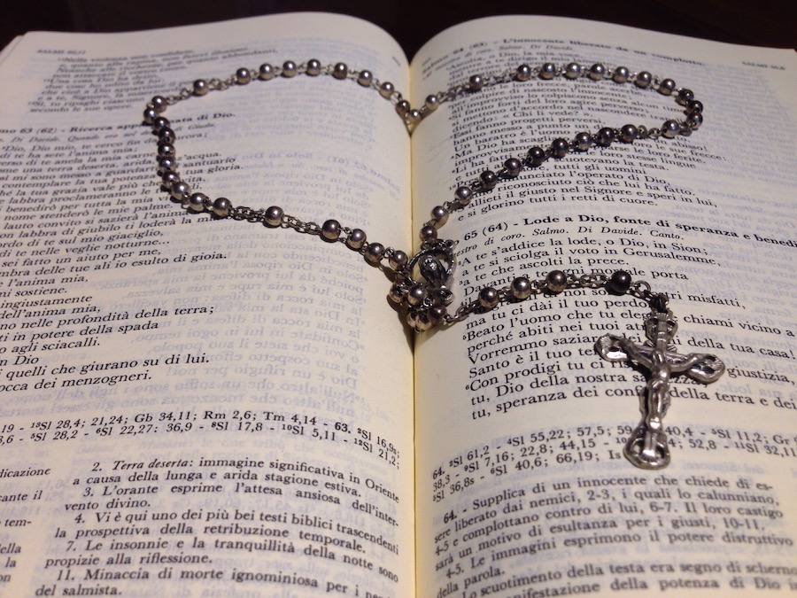 Cómo Rezar el Rosario: Guía Completa para Orar con Devoción